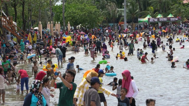 Libur Tahun Baru, Pantai Ancol ramai dikunjungi (Foto: Helmi Afandi/kumparan)