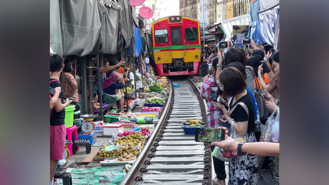 Suasana Pasar Maeklong saat kereta datang (Foto: Instgaram @thepastamaster)