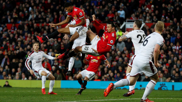 Pemain United berebut bola (Foto: Reuters/Lee Smith)