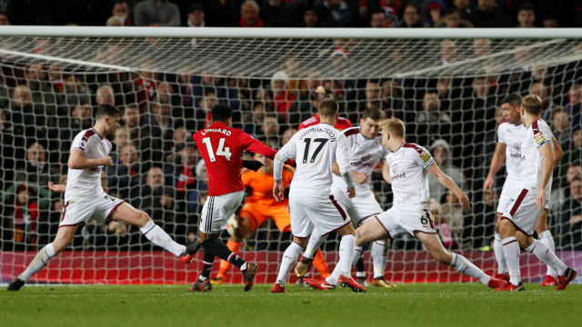 Gol Lingard ke gawang Burnley. (Foto: Reuters/Lee Smith)