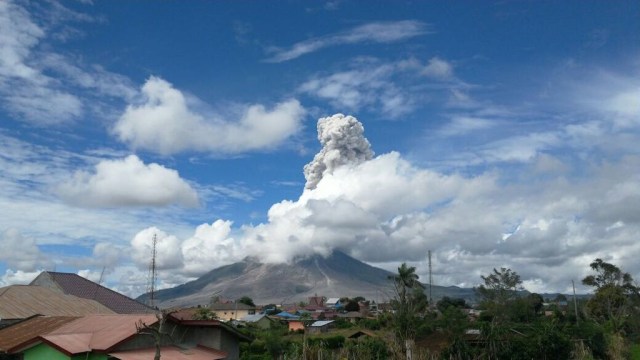 Erupsi Gunung Sinabung (Foto: Twitter @Sutopo_BNPB)