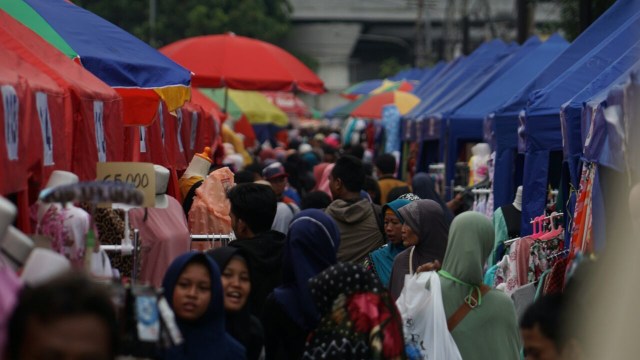 Pengunjung memadati Pasar PKL Tanah Abang (Foto: Jamal Ramadhan/kumparan)