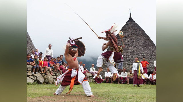 Tari Caci, tarian ritual penti di Wae Rebo (Foto: Instagram @mbhum)