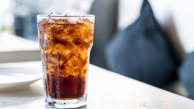 Air soda sebabkan pengeroposan gigi (Foto: Freepik)