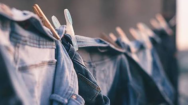 Ilustrasi mencuci celana jeans (Foto: Pixabay)