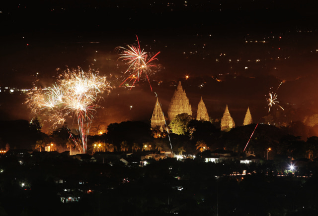 Malam tahun baru di Prambanan (Foto: AFP/Suryo Wibowo)