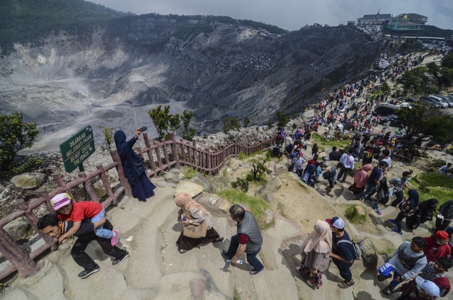 Liburan di Tangkuban Perahu (Foto:  ANTARA FOTO/Raisan Al Farisi)