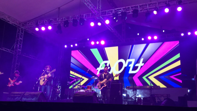 Grup musik Float saat tampil di BigBang Event (Foto: Alexander Vito Edward Kukuh/kumparan)