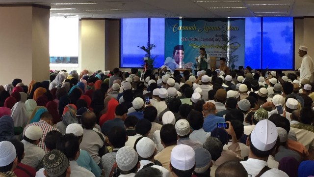 Ustaz Somad berceramah di Gedung Sarana Jaya (Foto: Fachrul Irwinsyah/kumparan)