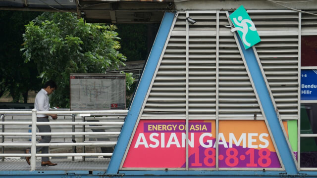 Pernak pernik Asian Games 2018 di fasilitas publik (Foto: Jamal Ramadhan/kumparan)