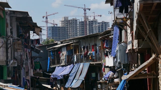 Kesenjangan ekonomi terlihat dari permukiman kumuh berlatar proyek gedung bertingkat. Foto: Aditia Noviansyah/kumparan
