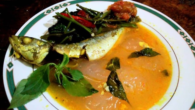 Papeda dengan ikan kuah kuning, kuliner khas Papua (Foto: Instagram @clitarosalinasidarta)
