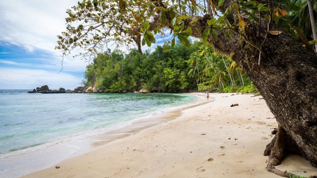 Suasana pantai di Pulau Kadidiri yang masih sepi (Foto: Instagram/@frogandbean)