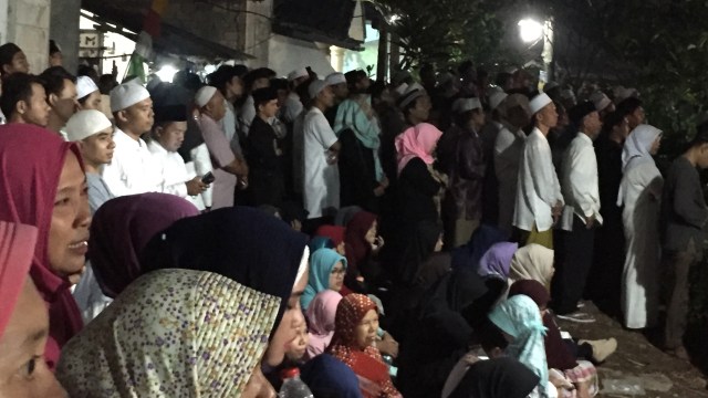 Jamah ustad somad berdiri (Foto: fachrul/kumparan)