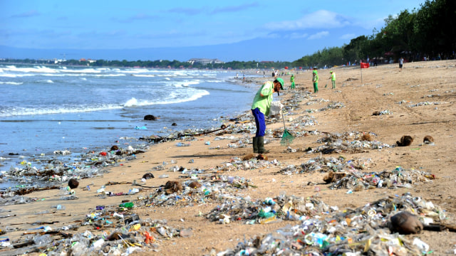 Sampah di Pantai Kuta, Bali. (Foto: Sonny Tumbelaka/AFP)