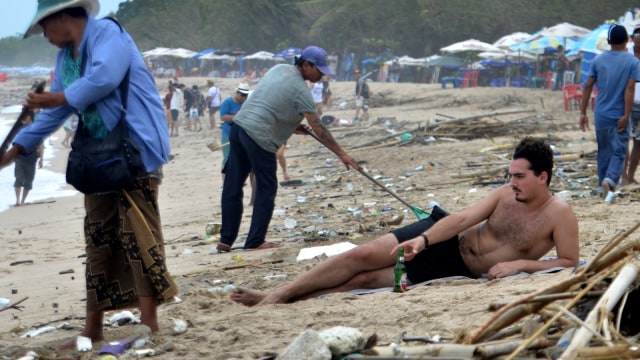 Sampah di Pantai Kuta, Bali. (Foto: Antara/Fikri Yusuf)