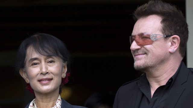 Aung San Suu Kyi dan vokalis band U2 Bono. (Foto: AFP/Daniel Sannum Lauten)