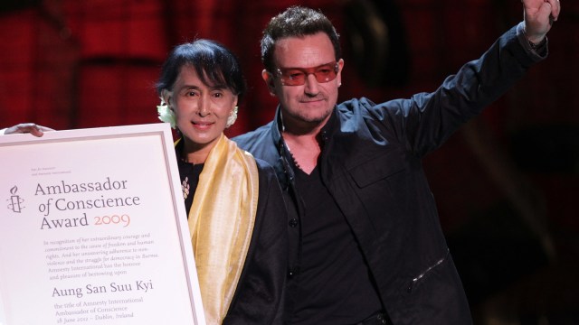 Aung San Suu Kyi dan vokalis band U2 Bono. (Foto: AFP/Peter Muhly)