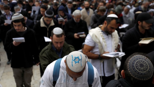 Umat Yahudi berdoa meminta hujan (Foto: REUTERS/Ronen Zvulun)
