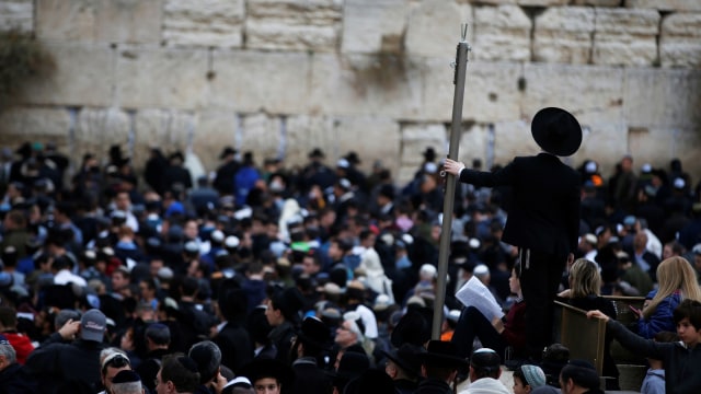 Umat Yahudi berdoa meminta hujan (Foto: REUTERS/Ronen Zvulun)