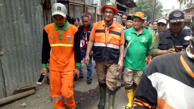 Anies usai membersihkan sungai Tegal Amba (Foto: Johanes H/kumparan)