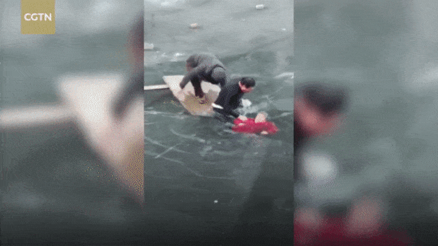 Penyelamatan nenek yang tenggelam di sungai es