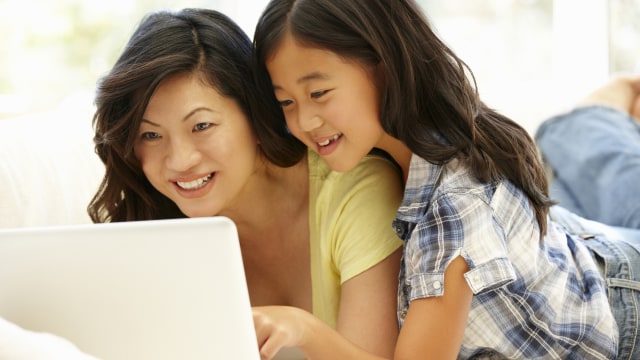 Awasi dan ajarkan anak menggunakan internet (Foto: thinkstock)