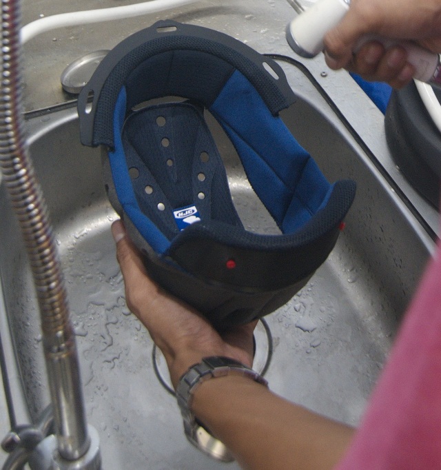 Mencuci bagian pading (Foto: Dean Ananta, BrightMax)