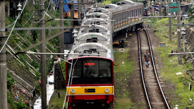 KRL Commuter Line. Foto: Antara/Yulius Satria Wijaya