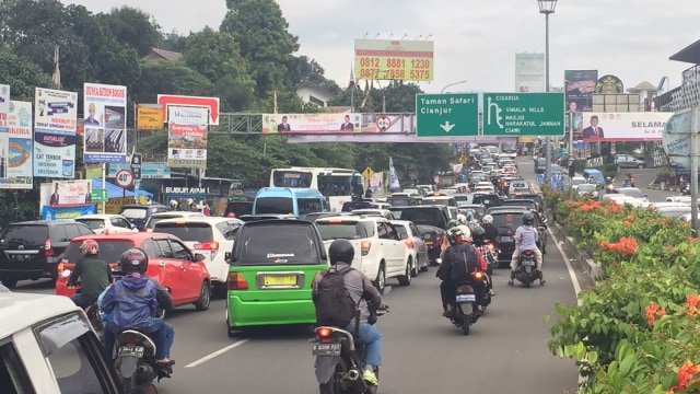 Jakarta Puncak via Gadog mulai padat 17:00 WIB. (Foto: Andreas Ricky Febrian/kumparan)