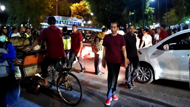 Jokowi dan keluarga jalan-jalan di Malioboro. (Foto: Dok. Biro Pers Setpres)