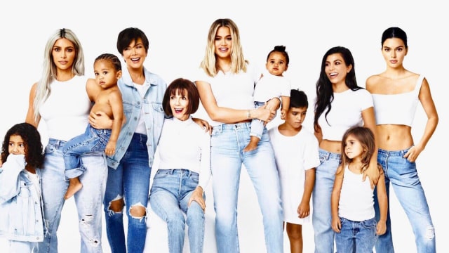 Kylie Jenner tak muncul di foto keluarga (Foto: Twitter @kimkadarshian)