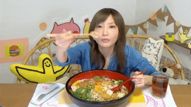 Makan mie (Foto: Youtube/ Yuka Kinoshita)