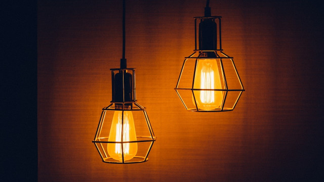 Lampu di malam hari. (Foto: Xegxef/Pixabay)