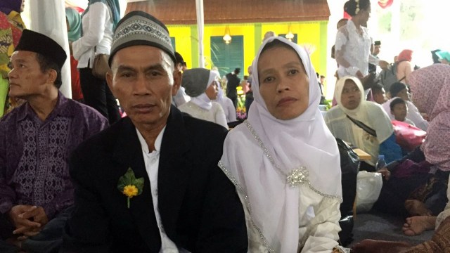 Maehaki dan Erna, peserta nikah massal (Foto: Rafyq Panjaitan/kumparan)