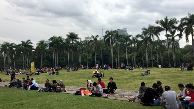 Pengunjung injak rumput di Monas (Foto: Rafyq Panjaitan/kumparan)