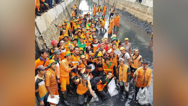 DLH DKI Jakarta bersihkan Kali Tegal Amba (Foto: Instagram @aniesbaswedan)