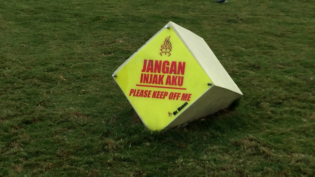 Imbauan jangan injak rumput di Monas (Foto: Rafyq Panjaitan/kumparan)