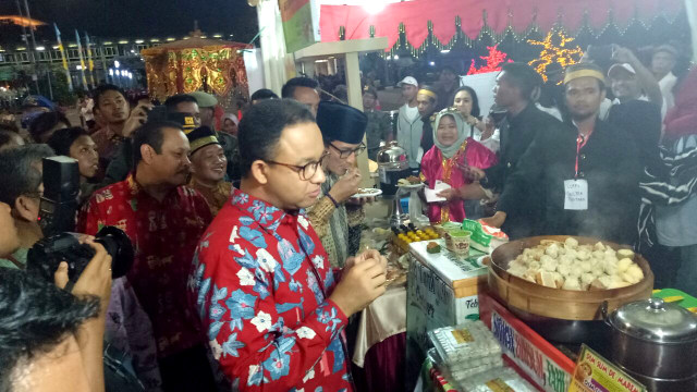 Anies dan Sandi di acara nikahan massal (Foto: Nabilla/kumparan)