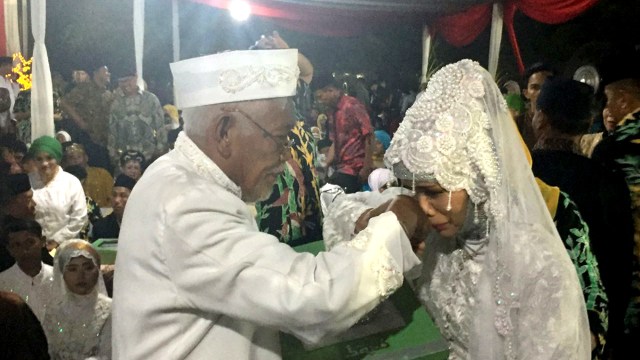 Salah satu pasangan nikah massal di HI (Foto: Soejono Saragih/kumparan)