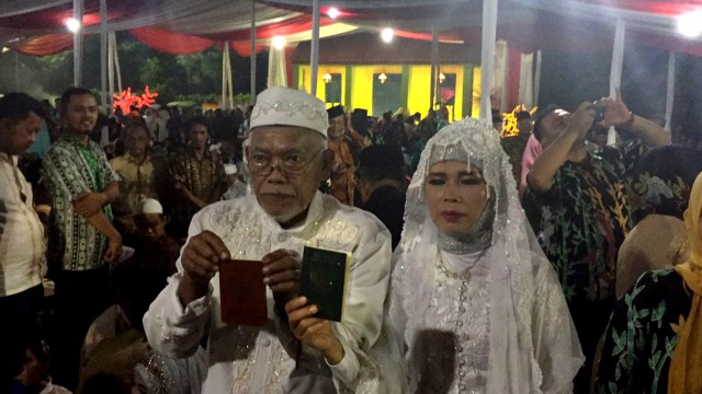 Salah satu pasangan nikah massal di HI (Foto: Soejono Saragih/kumparan)