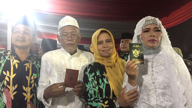 Salah satu pasangan nikah massal di HI (Foto: Soejono Saragih/kumparan)