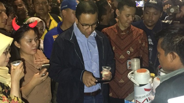 Pedagang Kopi Keliling Unik Anies Nikmati Kopi dari Pedagang Keliling di Depan Balai Pedagang Kopi Keliling Unik Anies Nikmati Kopi dari Pedagang Keliling di Depan Balai
