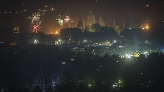 Perayaan tahun baru di Candi Prambanan (Foto: ANTARA FOTO/Hendra Nurdiyansyah)