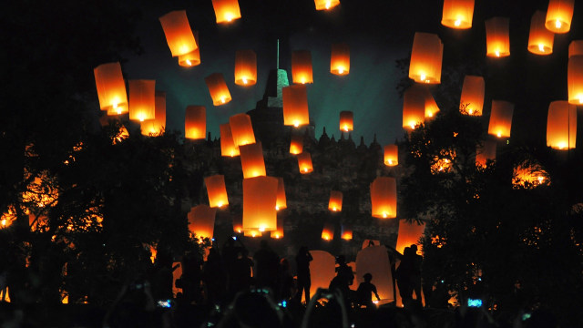 Lampion tahun baru di Borobudur (Foto: ANTARA FOTO/Anis Efizudin/)