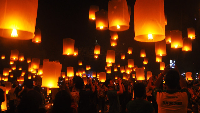 Lampion tahun baru di Borobudur (Foto: ANTARA FOTO/Anis Efizudin/)