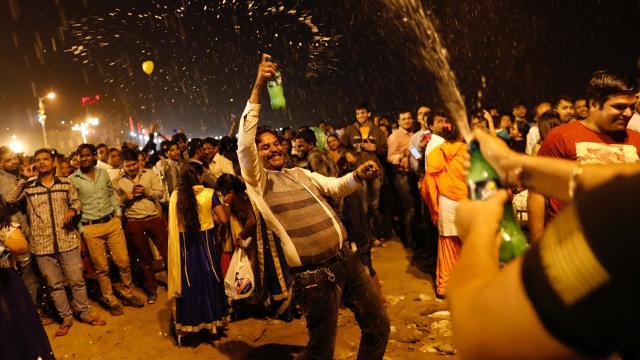 Perayaan tahun baru di India (Foto: REUTERS/Danish Siddiqui)