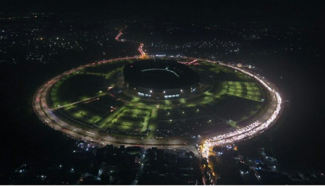 Stadion Pakansari bak Ufo di malam tahun baru. (Foto: Dok. Polres Bogor)