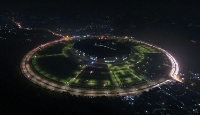 Stadion Pakansari bak Ufo di malam tahun baru. (Foto: Dok. Polres Bogor)