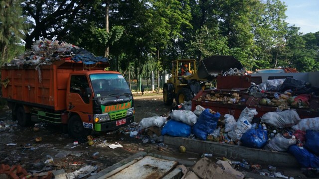 DLH masih mengangkut sampah di Monas (Foto: Jamal Ramadhan/kumparan)